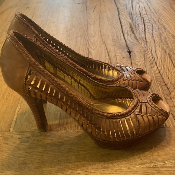 Guess Brown Leather Pumps. Size 7.5 - Picture 3 of 8